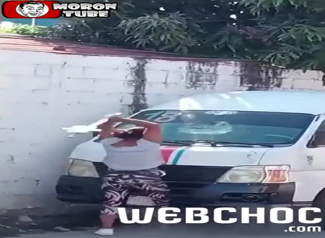 Video :She made the decision to vent her rage on passing automobiles